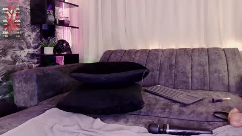 Snapshot of darkly_waxx chatting on January 2025 08:28:01 PM New account. Help me reach 100 thumbs up online show from January 2025 08:28:01 PM