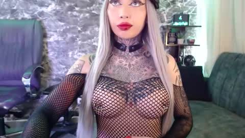 Snapshot of darkly_waxx chatting on September 2025 06:10:02 PM New account. Help me reach 100 thumbs up online show from September 2025 06:10:02 PM