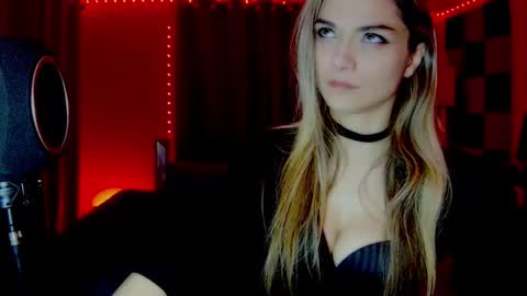 roseredgoddess online show from November 2025 04:24:01 AM