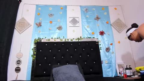 dayanroux online show from March 2026 12:00:02 PM