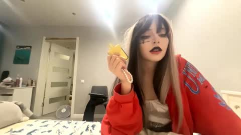 Mila online show from December 2025 05:42:02 PM