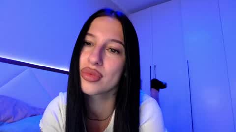 delly_love online show from June 2026 07:19:02 PM
