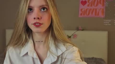 Snapshot of denaebeste chatting on December 2025 08:28:02 PM Emma online show from December 2025 08:28:02 PM