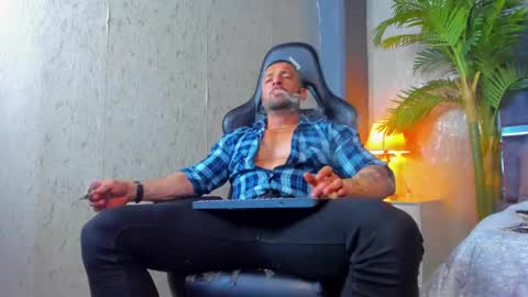 dennis_cox_ online show from February 2025 02:26:01 PM