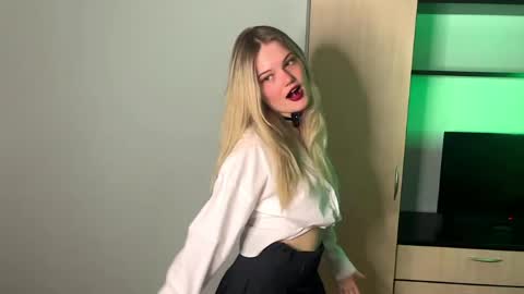 Snapshot of deonnahobb chatting on April 2026 04:37:01 PM Luna online show from April 2026 04:37:01 PM