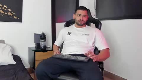 Snapshot of dereck_vega chatting on December 2024 09:33:02 PM Dereck Vega online show from December 2024 09:33:02 PM