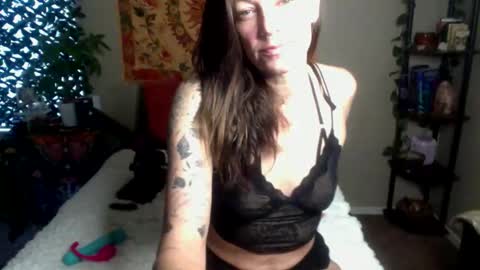 Snapshot of desertluxe87 chatting on December 2025 07:33:02 PM desertluxe87 online show from December 2025 07:33:02 PM