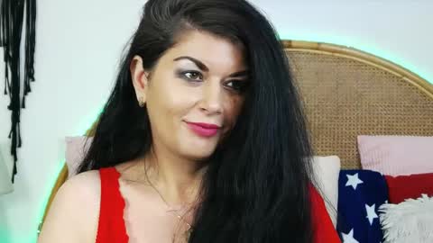 Snapshot of desirehellen chatting on December 2024 05:07:01 AM HellenMoon online show from December 2024 05:07:01 AM