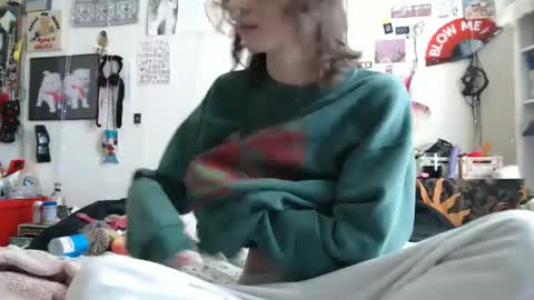 Snapshot of devilg1rl chatting on January 2025 10:55:01 PM poutyangel online show from January 2025 10:55:01 PM