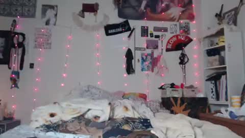 Snapshot of devilg1rl chatting on January 2025 11:43:02 AM poutyangel online show from January 2025 11:43:02 AM