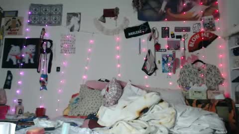 Snapshot of devilg1rl chatting on February 2025 09:44:02 AM poutyangel online show from February 2025 09:44:02 AM