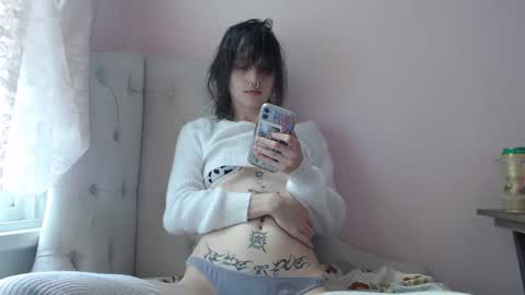 Snapshot of devilg1rl chatting on September 2025 06:44:02 PM poutyangel online show from September 2025 06:44:02 PM