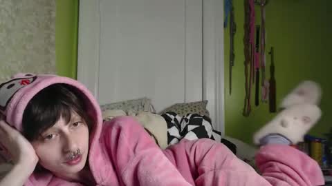 Snapshot of devilg1rl chatting on November 2025 05:51:02 AM poutyangel online show from November 2025 05:51:02 AM