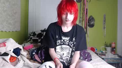 Snapshot of devilg1rl chatting on December 2025 01:11:01 AM poutyangel online show from December 2025 01:11:01 AM