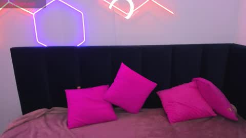 Diana  online show from November 2025 05:18:02 AM