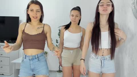 Snapshot of dirtygirls99 chatting on March 2025 03:29:01 AM Gyna Josie online show from March 2025 03:29:01 AM