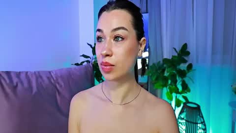 Tia online show from April 2026 09:39:01 PM