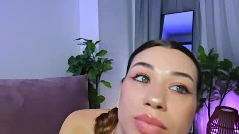 Tia online show from May 2026 06:49:02 PM