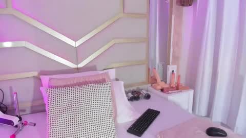 Snapshot of dollsweety chatting on October 2025 08:48:01 PM Dollsweety online show from October 2025 08:48:01 PM