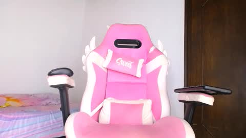 Snapshot of dominika_angel chatting on November 2025 10:04:02 AM online show from November 2025 10:04:02 AM