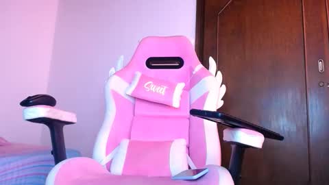 Snapshot of dominika_angel chatting on November 2025 05:12:02 PM online show from November 2025 05:12:02 PM