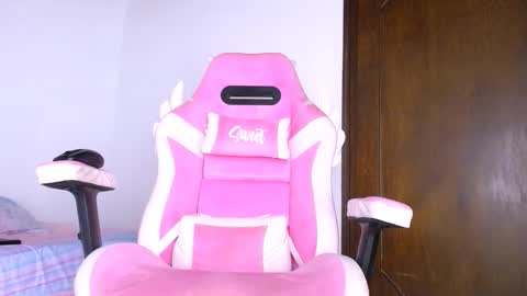 Snapshot of dominika_angel chatting on November 2025 03:50:02 AM online show from November 2025 03:50:02 AM