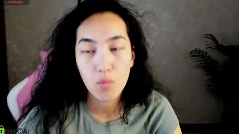 Snapshot of donnaa_drew chatting on November 2025 12:49:01 AM Aura online show from November 2025 12:49:01 AM