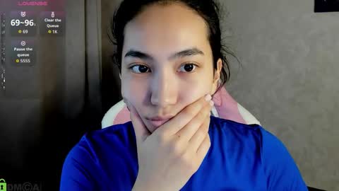 Snapshot of donnaa_drew chatting on November 2025 02:22:01 AM Aura online show from November 2025 02:22:01 AM