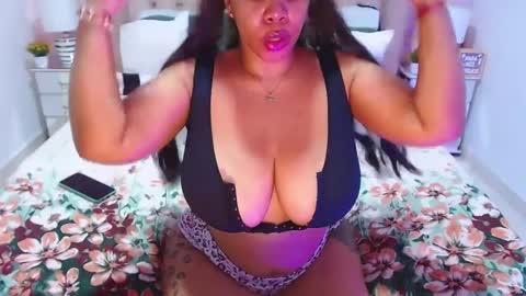 Snapshot of donnaadore chatting on October 2025 04:09:02 AM Donna online show from October 2025 04:09:02 AM