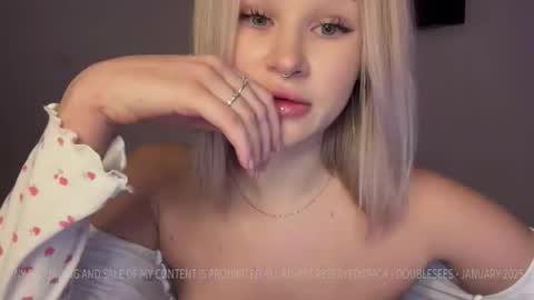 Snapshot of doublesees chatting on January 2025 10:06:01 PM MOLLYYYY dont forget to give me a thumb up online show from January 2025 10:06:01 PM