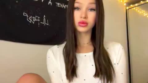 Snapshot of doublesees chatting on November 2025 06:04:02 AM MOLLYYYY dont forget to give me a thumb up online show from November 2025 06:04:02 AM