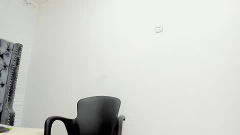 Snapshot of douglas_099 chatting on October 2025 01:07:01 PM DOUGLAS online show from October 2025 01:07:01 PM