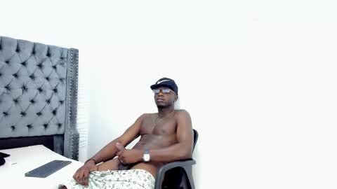 Snapshot of douglas_099 chatting on October 2025 05:00:01 PM DOUGLAS online show from October 2025 05:00:01 PM