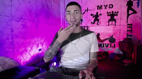 Snapshot of drakeneumann chatting on December 2025 03:45:02 AM Drake Neuman online show from December 2025 03:45:02 AM