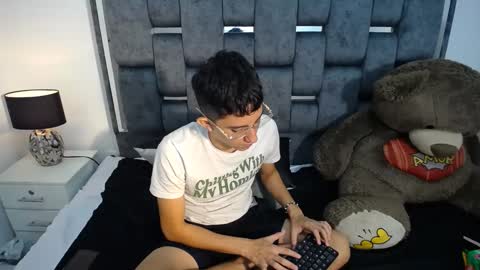 Snapshot of dravith_and_valery chatting on March 2025 02:37:02 AM -- nicolle and jhon -- online show from March 2025 02:37:02 AM