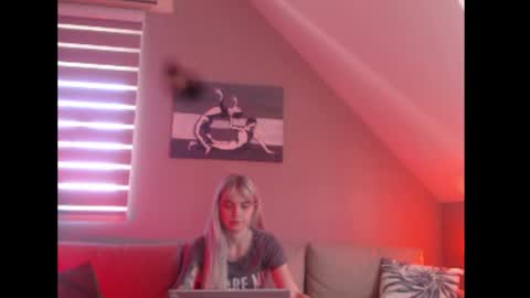 A girl online show from September 2025 07:10:02 AM