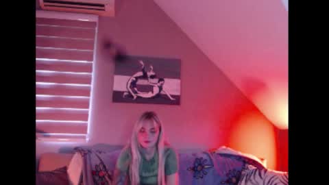 A girl online show from November 2025 08:25:01 AM