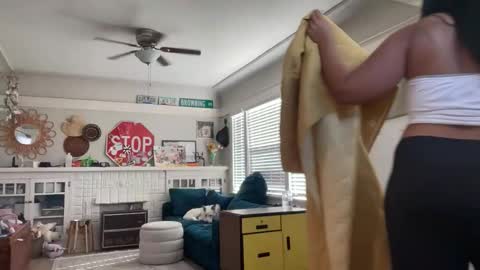 Snapshot of dreamyriri chatting on April 2026 11:13:01 PM RIRI OR DREAMY online show from April 2026 11:13:01 PM