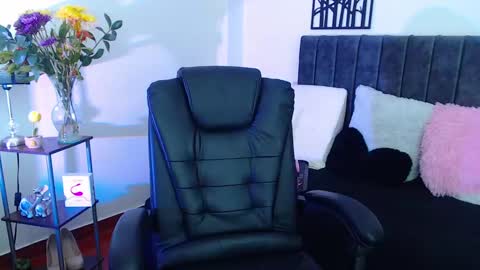 Snapshot of dulce01_0 chatting on February 2025 05:42:02 AM Charlotte online show from February 2025 05:42:02 AM