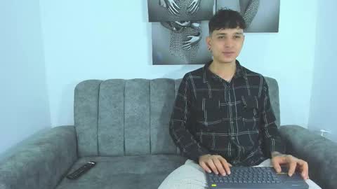 Snapshot of dust_couple chatting on February 2026 04:18:02 AM Nicolle y Julian online show from February 2026 04:18:02 AM