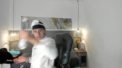 dyla_n18_ online show from May 2026 06:58:01 PM