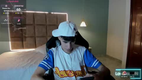 dyla_n18_ online show from May 2026 09:00:01 PM
