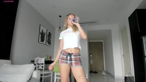 Snapshot of e___lisa chatting on January 2025 02:22:02 AM fansly - yourbestbaby online show from January 2025 02:22:02 AM