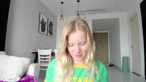 Snapshot of e___lisa chatting on February 2025 03:18:01 AM fansly - yourbestbaby online show from February 2025 03:18:01 AM