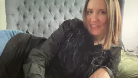 Nadia Ferreira  online show from December 2024 12:55:02 PM