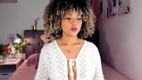 Snapshot of ebony_curly2 chatting on August 2026 10:22:02 PM isa online show from August 2026 10:22:02 PM