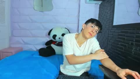 Snapshot of elangiraldo chatting on November 2025 10:54:02 PM Elan Giralon online show from November 2025 10:54:02 PM