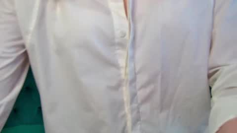 elaravoltage online show from April 2026 06:09:01 PM