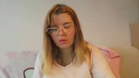 Snapshot of elenaflirt chatting on December 2025 01:28:02 PM Elena online show from December 2025 01:28:02 PM