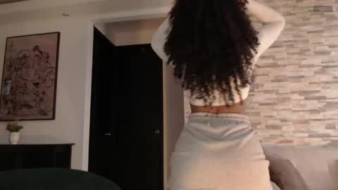 Snapshot of elenna_snow chatting on December 2024 08:18:01 PM Elenna online show from December 2024 08:18:01 PM